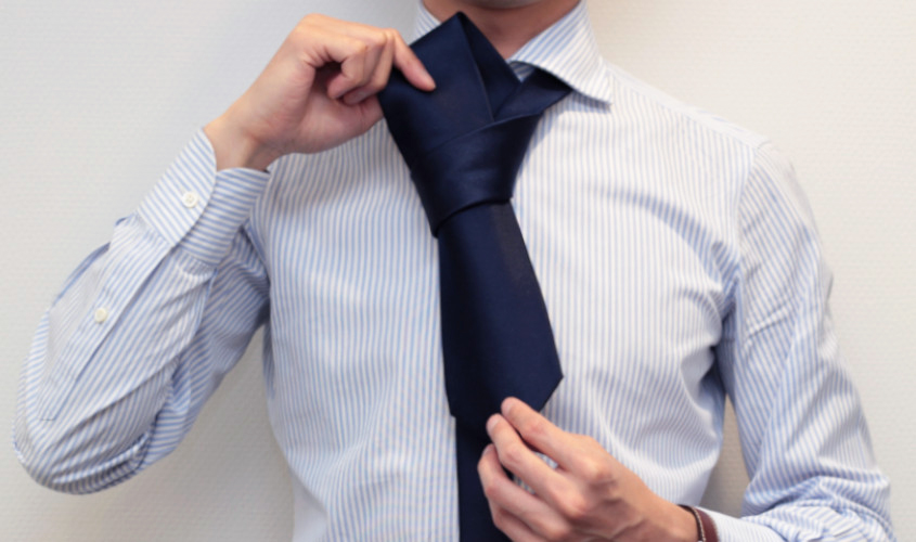 ネクタイのディンプルが上手く作れない人必見 コツは指１本の使い方 スプレーモ