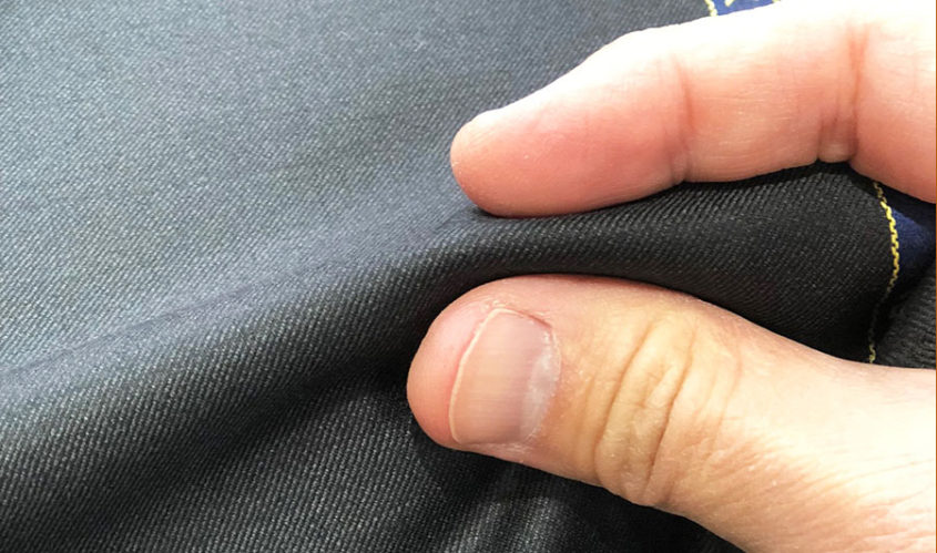 オーダースーツ用生地の柔らかさを確認