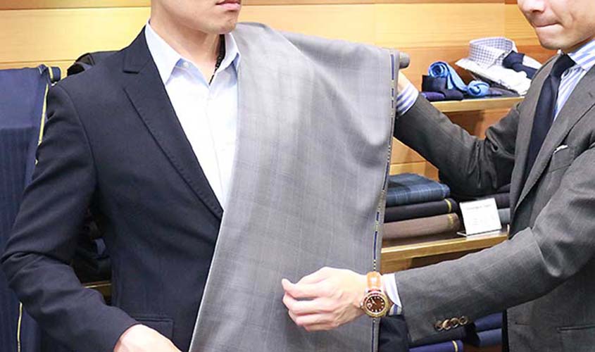 スーツ生地を体に当てて確認