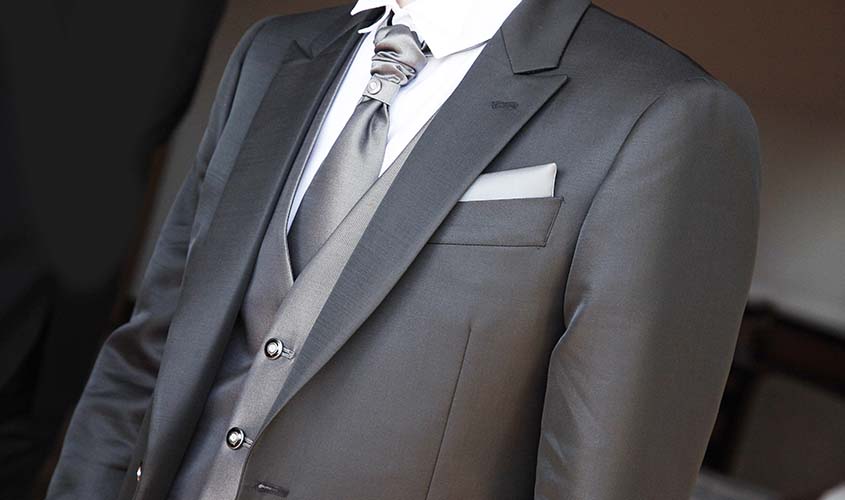 パーティーシーンでのベスト付きスリーピーススーツ礼服