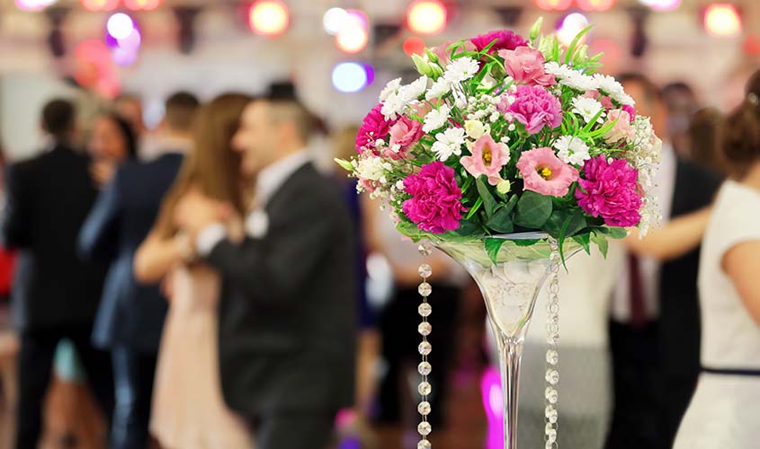 結婚式でスーツを着る